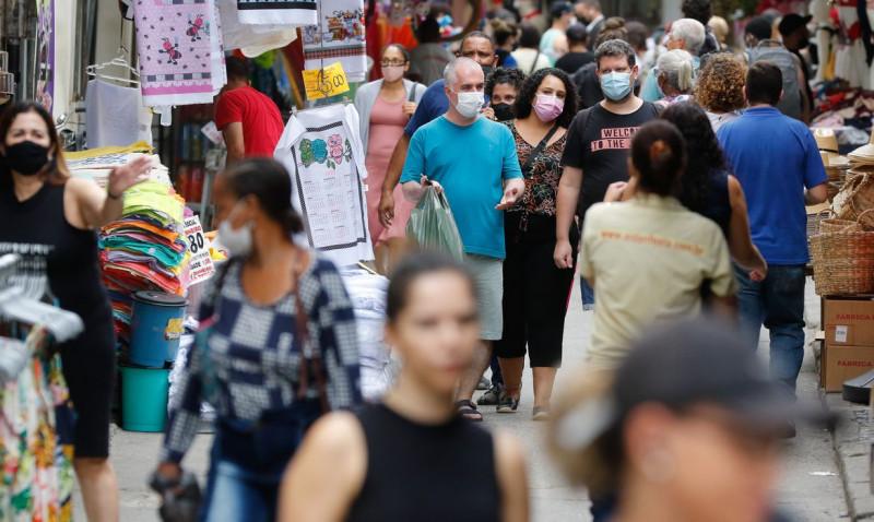 Movimentação de pessoas no centro da cidade no primeiro dia de flexibilização do uso de máscaras ao ar livre no Estado do Rio de Janeiro. (Fernando Frazão/Agência Brasil; /Agência Brasil)