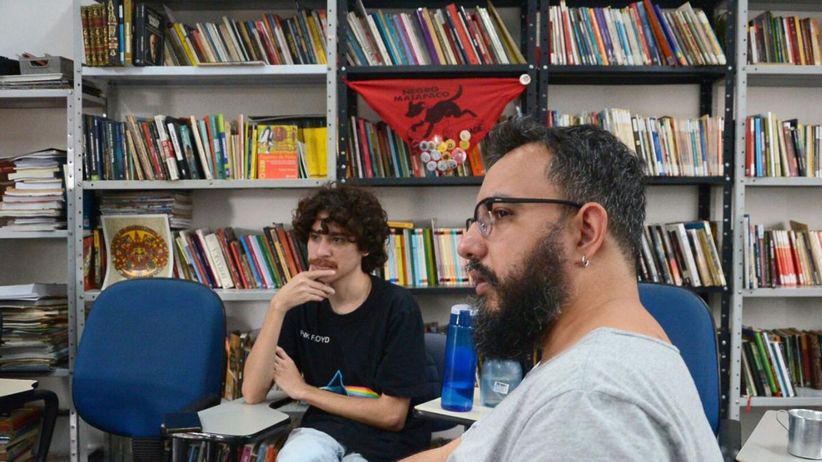 Diogo Valmor (à direita) é professor de ciências sociais e um dos precursores do Cursinho Flor de Maio, em Hortolândia; cerca de 2 mil alunos já passaram pelas salas de aula (Alessandro Torres)