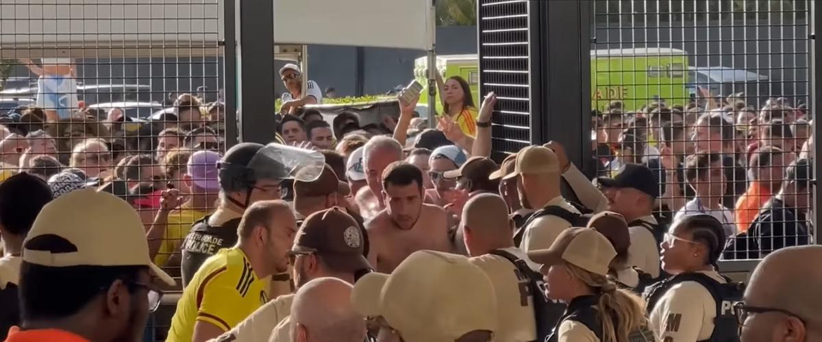 Torcedores tentam entrar no estádio após falha no sistema de acesso (Reprodução Redes Sociais)