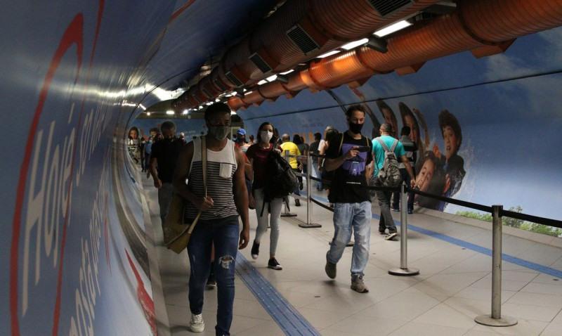 São Paulo - Usuários do transporte público na passagem subterrânea entre as estações Consolação e Paulista do metrô durante a fase emergencial da pandemia de covid-19. (Rovena Rosa/Agência Brasil)