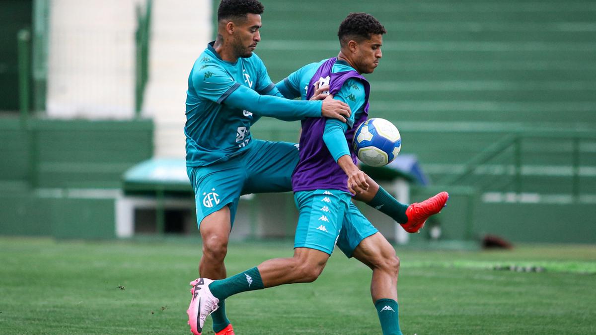 Jefferson (à esq.) reencontra o Goiás, clube onde iniciou a carreira (Raphael Silvestre/Guarani FC)