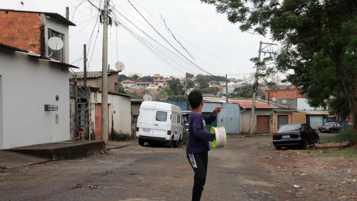 Garoto empina pipa em um bairro da periferia de Campinas, próximo à rede elétrica, sem perceber os riscos que essa inocente brincadeira pode trazer; especialistas alertam para o possível aumento de incidentes envolvendo pipas em redes elétricas (Rodrigo Zanotto)