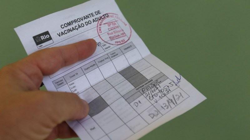 Viajantes devem apresentar comprovante de vacinação contra covid-19 para entrar no Brasil por voos internacionais ou fronteira terrestre (Divulgação)