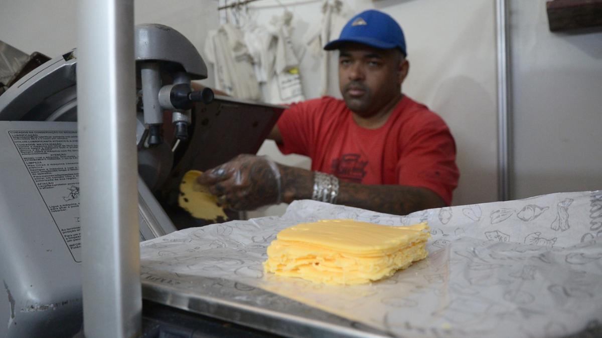 O estudo conduzido pelo Instituto de Tecnologia de Alimentos (Ital) tem o potencial de diversificar os sabores e aromas dos queijos tradicionais vendidos em Campinas, como o queijo prato disponível no Mercado Municipal de Campinas (foto); a pesquisa também visa melhorar a qualidade microbiológica dos produtos e oferecer benefícios à saúde dos consumidores (Alessandro Torres)