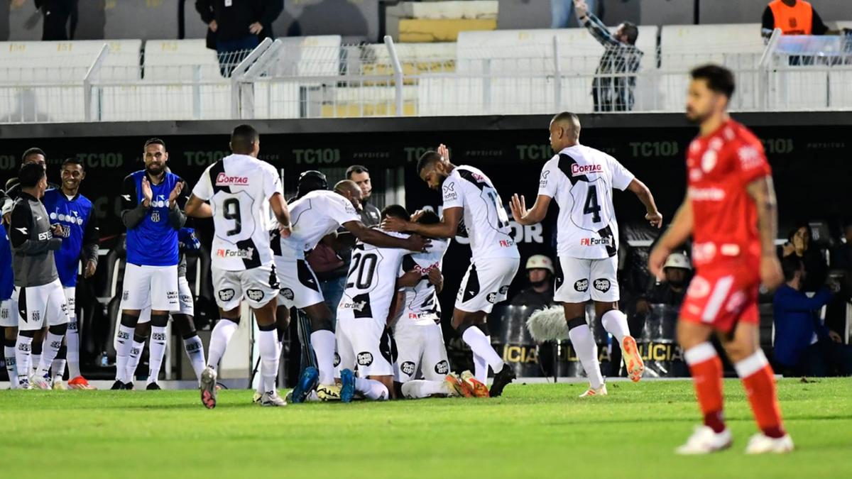 Jogadores pontepretanos comemoram o gol que abriu o placar (Marcos Ribolli/PontePress)