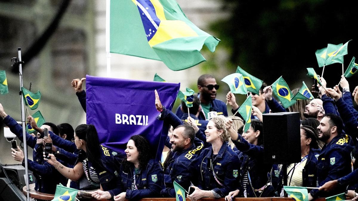 O barco da delegação do Time Brasil passa pelo Rio Sena durante a Cerimônia de Abertura dos Jogos Olímpicos Paris 2024 (Alexandre Loureiro/COB)