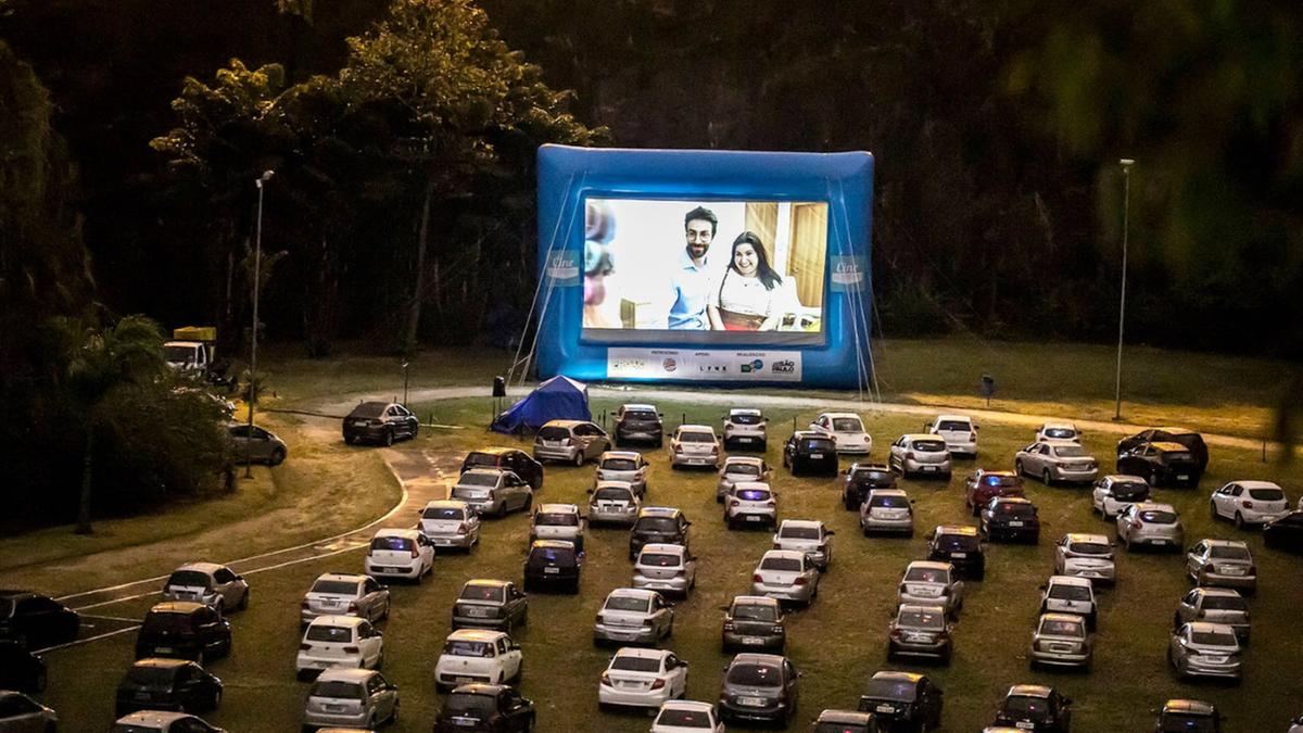 Público assistirá ao filme dentro dos carros, mas também serão colocadas cadeiras para quem chegar a pé ao local (Danilo Ramo)