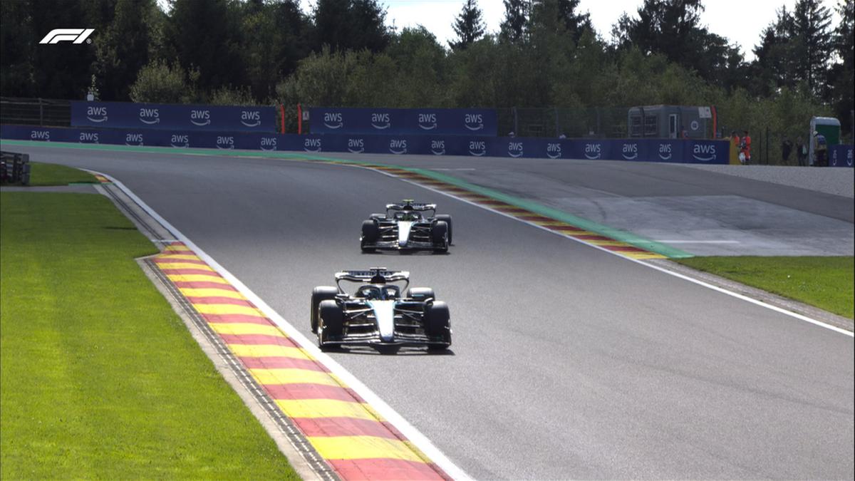 Na pista, o duelo entre os companheiros de equipe Russell (à frente) e Hamilton (atrás) foi disputado até os últimos momentos da corrida (@f1)