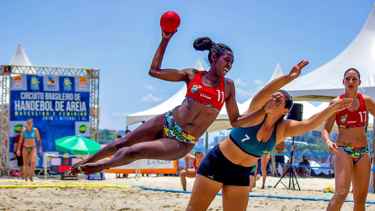 Atleta salta e tenta vencer o bloqueio em manobra na areia (Divulgação)