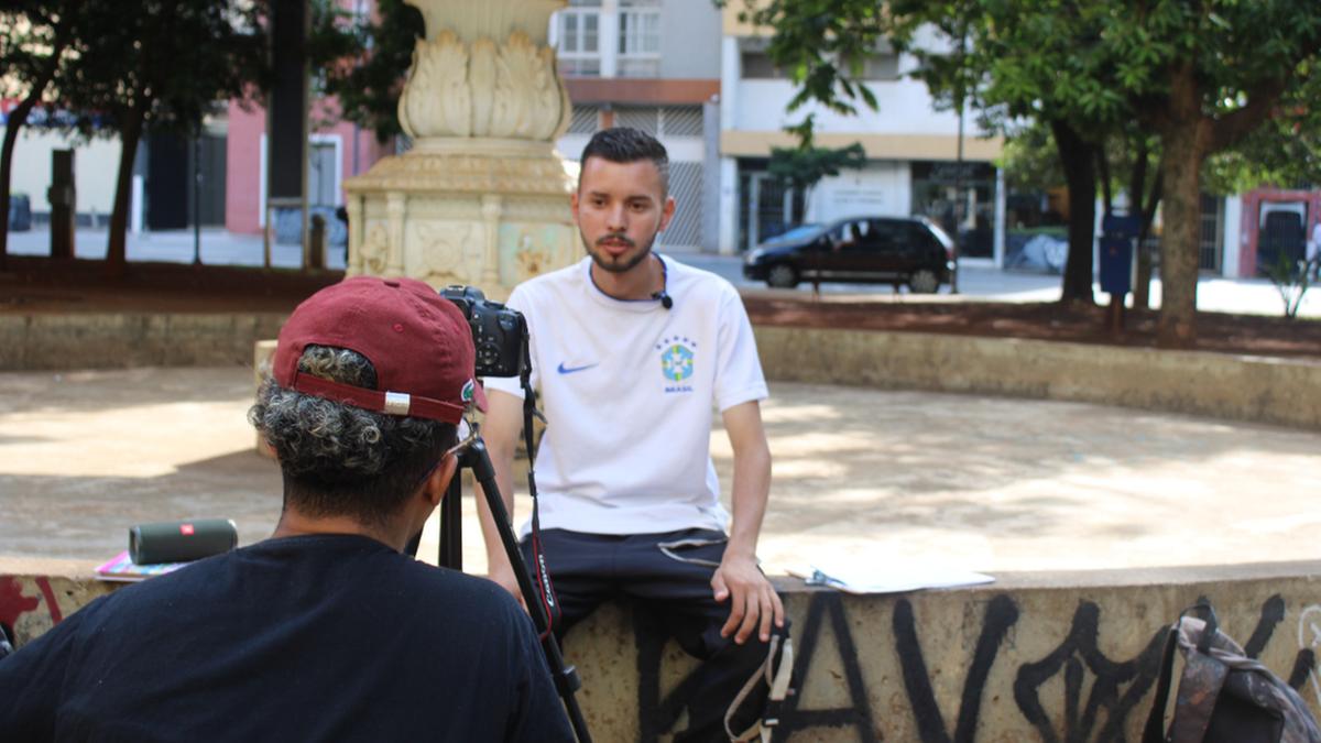 O grafiteiro Marsh, concedendo entrevista para o documentário no Largo do Pará (Juliana Jodas)