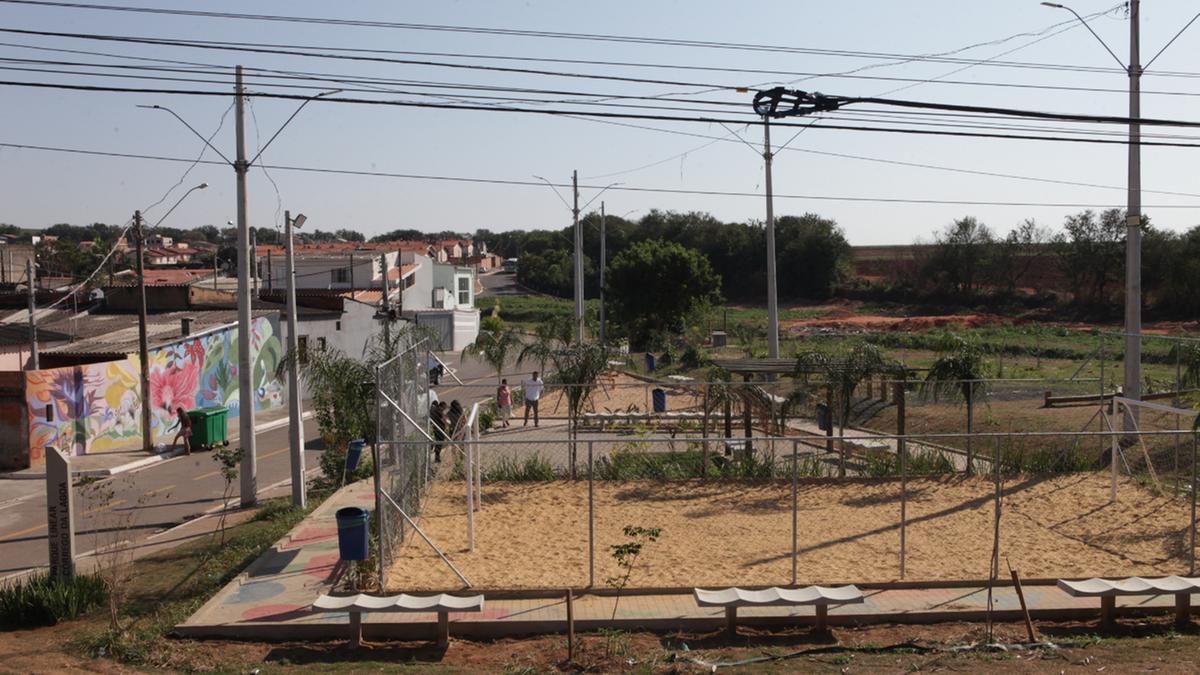 A entrega da praça que está sendo cuidada com uma participação relevante dos moradores foi a primeira etapa do projeto de criação do Parque Linear do Córrego da Lagoa; ações são parte do Projeto Desenvolve Amarais, que pretende desenvolver a região formada por bairros importantes da região Norte da cidade (Rodrigo Zanotto)