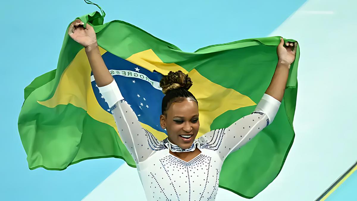 Rebeca Andrade comemora a prata no salto nos Jogos Olímpicos Paris 2024 (Loic Venance/AFP)