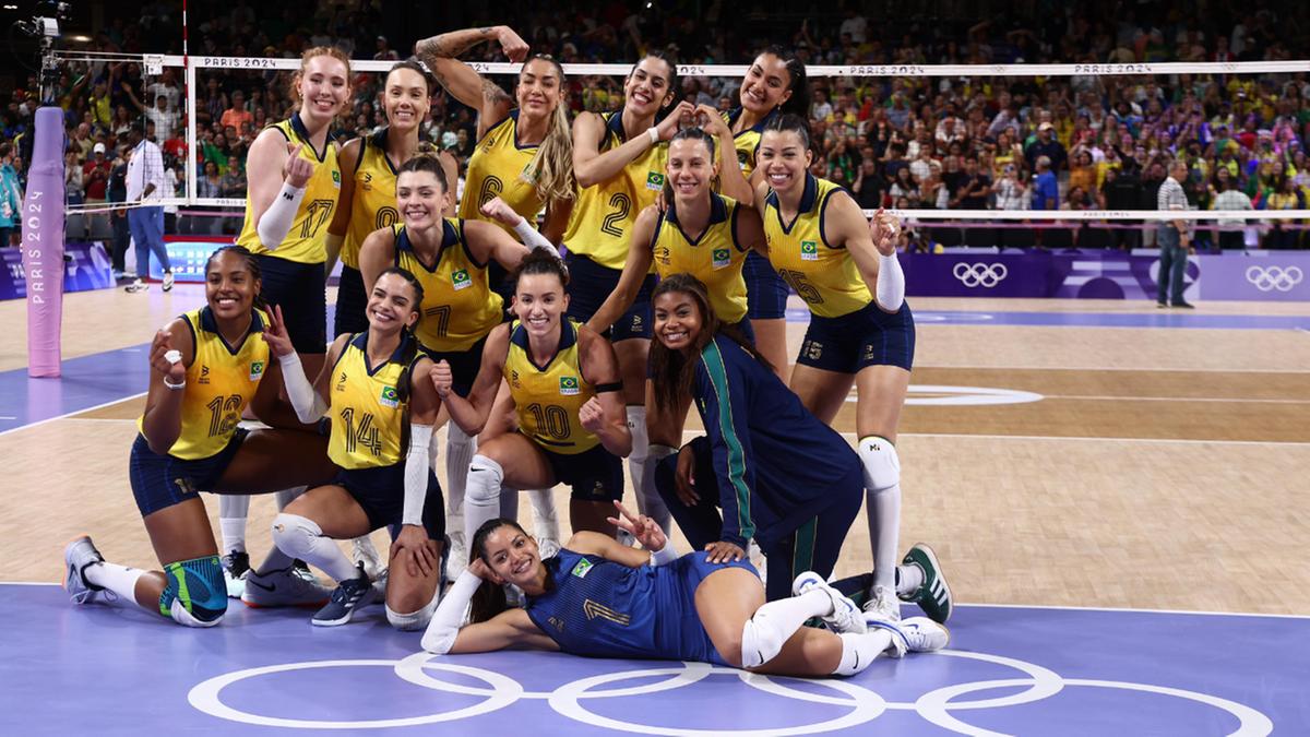 Seleção feminina de vôlei comemora vitória sobre a República Dominicana nos Jogos Olímpicos Paris 2024 (Luiza Moraes/COB)