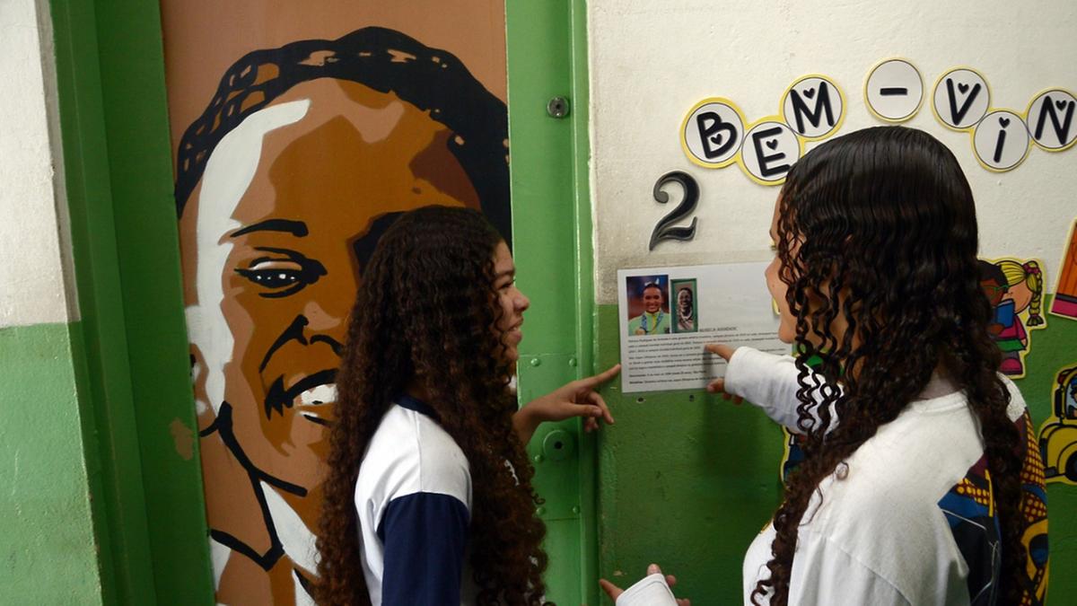 Maior medalhista olímpica da história do Brasil, Rebeca Andrade foi homenageada mesmo antes de atingir tal feito, o que ocorreu nesta semana ao conquistar o ouro no solo em Paris; “dá para aprender muita coisa conhecendo a história dessas mulheres, principalmente a não desistir dos nossos sonhos”, afirmou a adolescente Anadielle Marques Sousa (à direita) (Alessandro Torres)