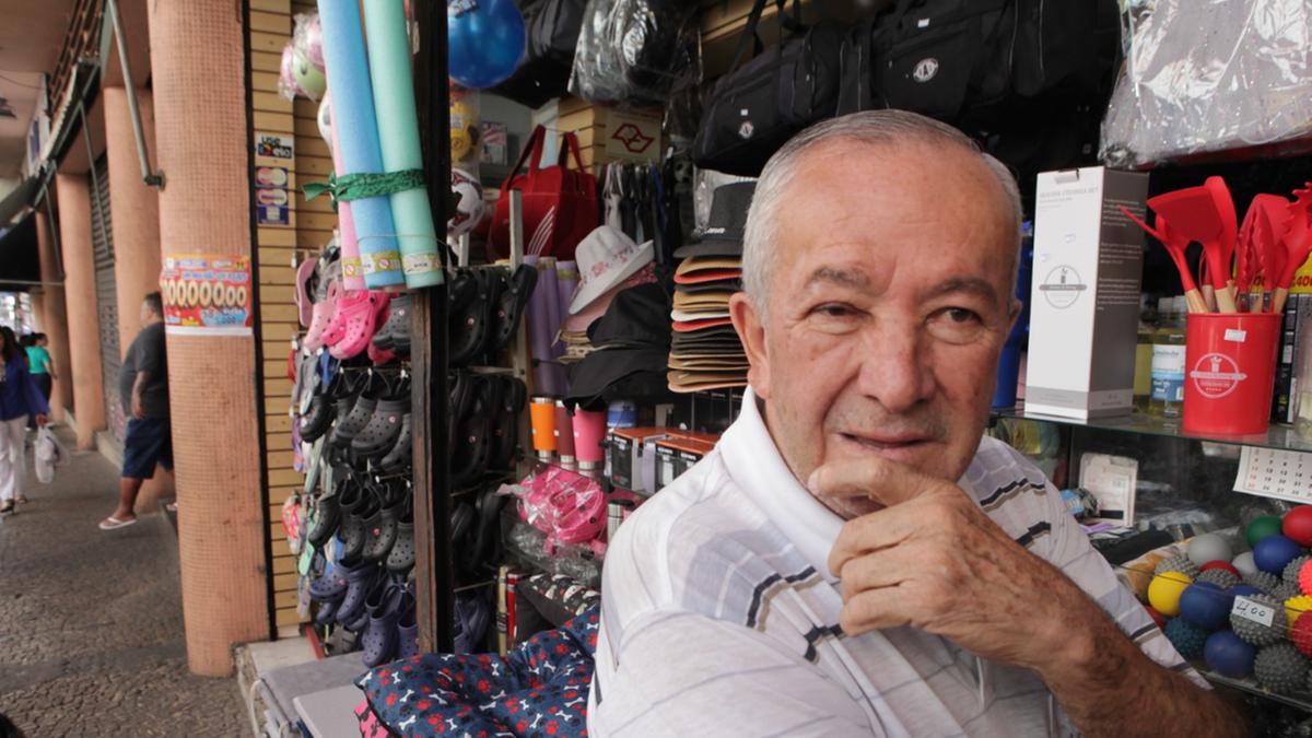 “Não dá para pagar aluguel, comer e pagar os remédios apenas com a aposentadoria”, afirmou Edson Siqueira de Matos, de 77 anos; conformado com a necessidade de continuar trabalhando, ele divide esse sentimento com o de alegria por ainda possuir uma ocupação (Rodrigo Zanotto)