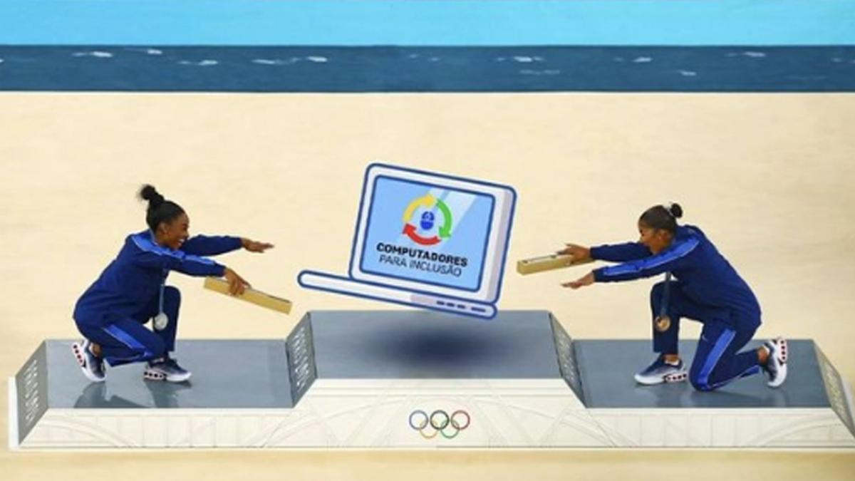 A icônica foto na qual Rebeca Andrade é reverenciada no pódio por Simone Biles e Jordan Chiles: ministério apagou a imagem da ginasta brasileira, a maior medalhista olímpica do país, e colocou um computador no lugar dela (Reprodução internet)