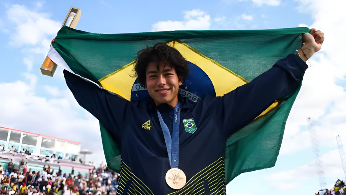 O atleta brasileiro Augusto Akio com a medalha de bronze conquistada na final de hoje (Luiza Moraes/COB)