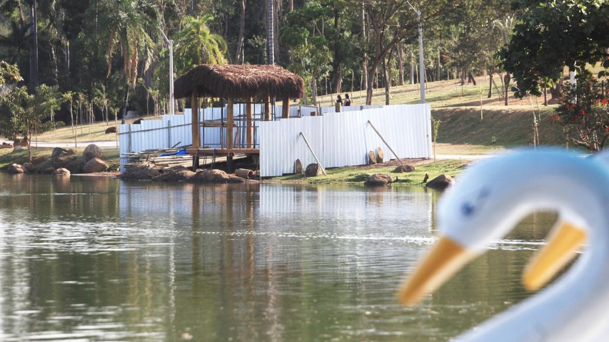 O usuário da tirolesa cruzará a lagoa por uma distância de 300 metros e retornará por um cabo de aço em um percurso de 235 metros, já que o ponto de chegada é diferente do ponto de partida (Kamá Ribeiro)