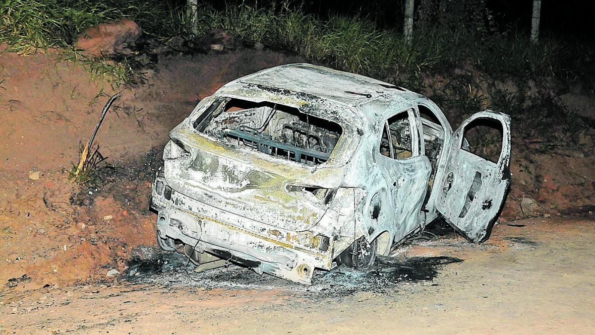 Veículo, que foi alugado pelo acusado do feminicídio, ficou completamente destruído em uma via de terra no Parque São Paulo, próximo à rodovia (Wagner Souza/Futura Press/Estadão Conteúdo)