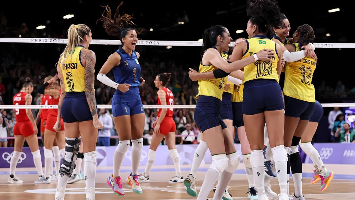 Jogadoras da Seleção Brasileira comemoram a vitória sobre a Turquia e ressaltam que é preciso enaltecer a medalha de bronze com peso de ouro (Miriam Jeske/COB)