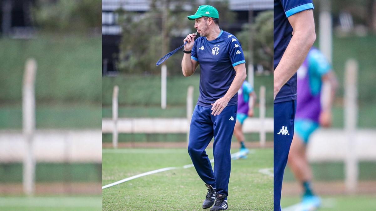 O técnico Allan Aal comanda as atividades da equipe bugrina: treinador fará a primeira partida no Brinco de Ouro nesta segunda passagem pelo Guarani (Raphael Silvestre/Guarani FC)