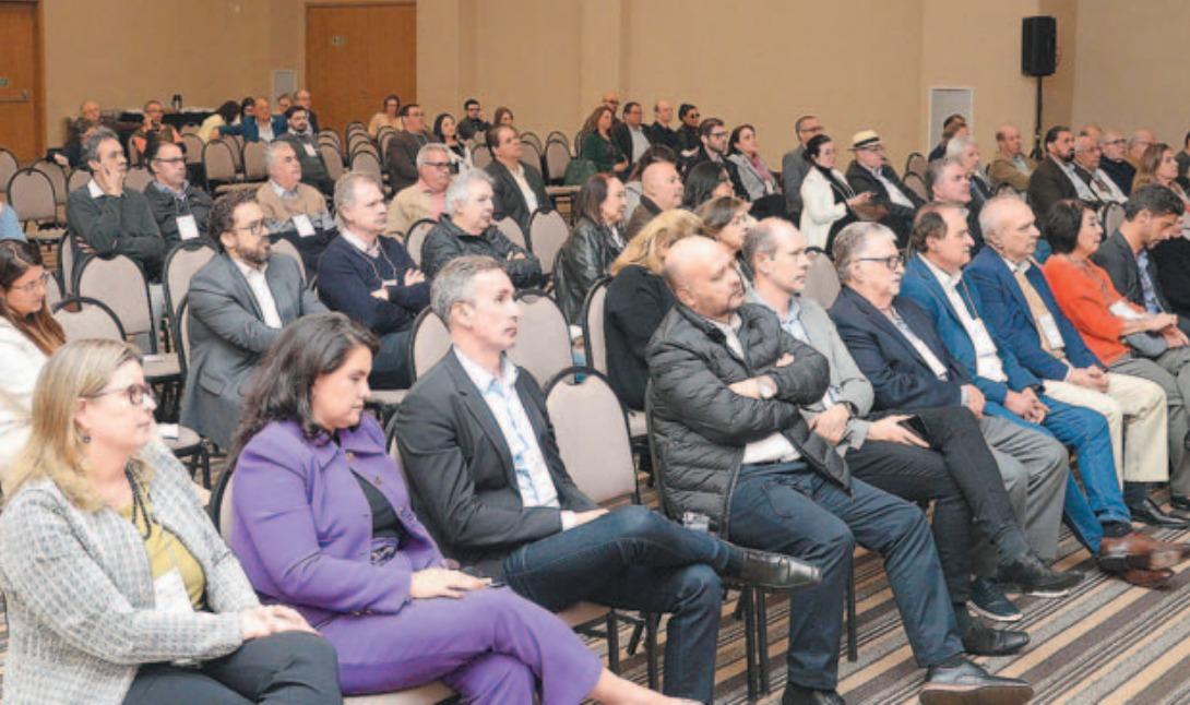 Empresários ouviram as propostas dos candidatos Rafa Zimbaldi (Cidadania), Pedro Tourinho (PT) e Dário Saadi (Republicanos) e firmaram um compromisso dos políticos com as demandas do setor (Alessandro Torres)