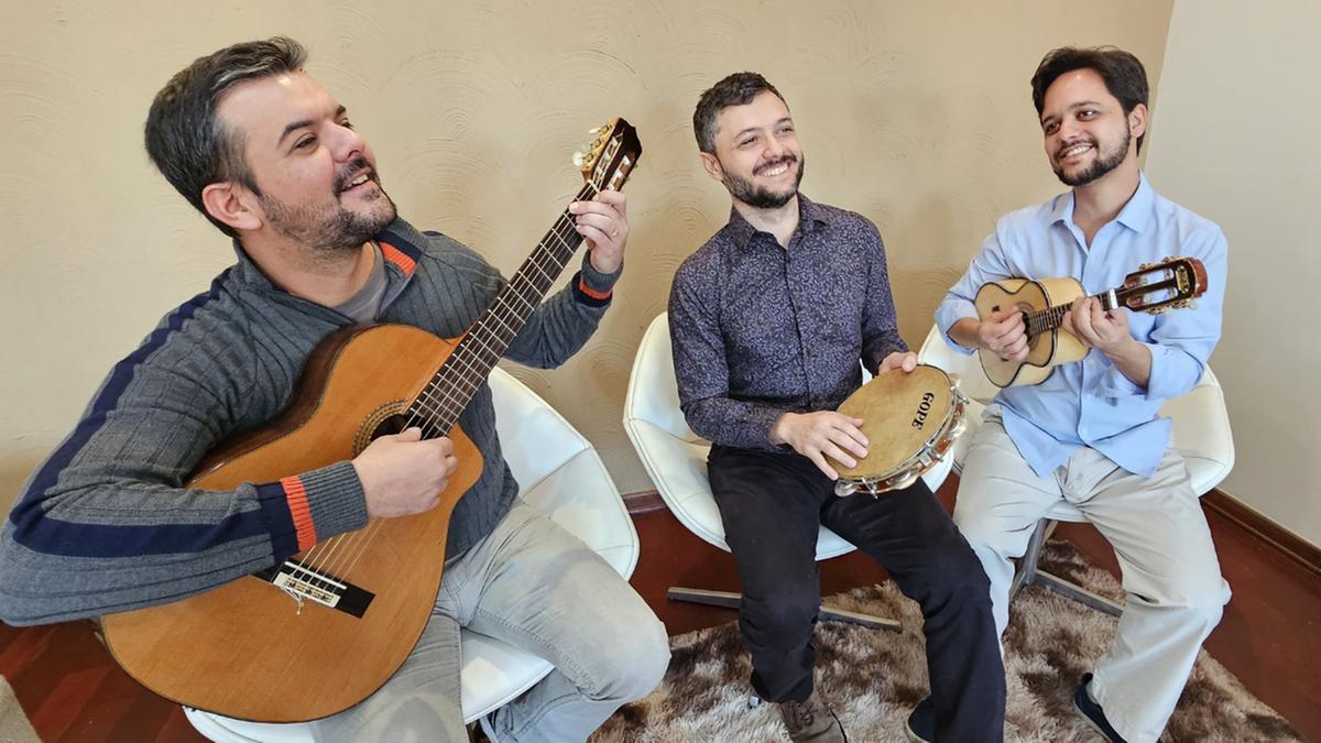 O psiquiatra Rodrigo Florence Penteado Vilela (ao centro, na foto) integra a banda Desfibrilasamba (Divulgação)