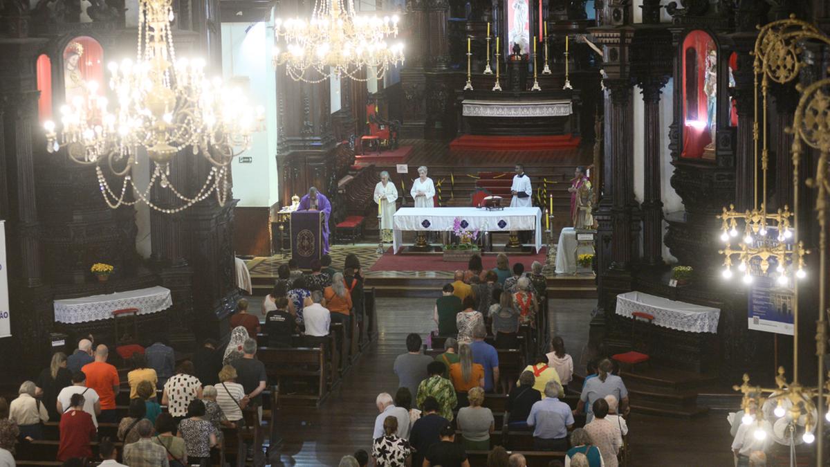 Missa de sétimo dia celebrada na Catedral Metropolitana de Campinas em memória dos 62 mortos no acidente aéreo em Vinhedo: causas da queda da aeronave ainda são desconhecidas (Alessandro Torres)