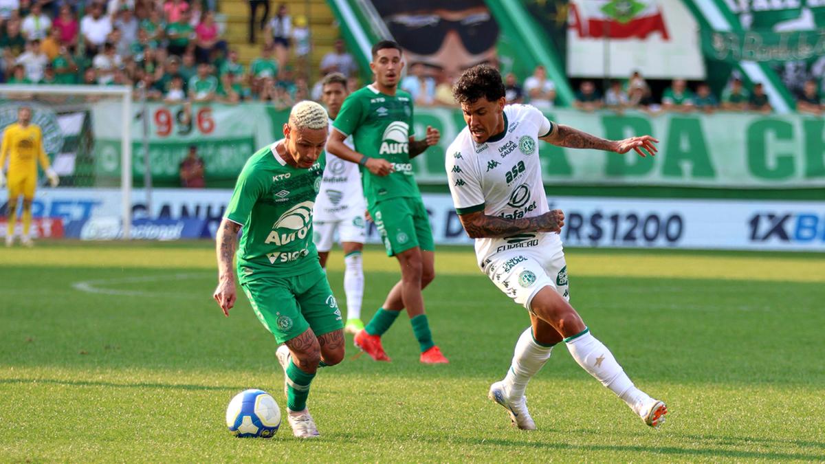 O volante bugrino Matheus Bueno (dir.) em lance na goleada de ontem (João Heemann/ACF)