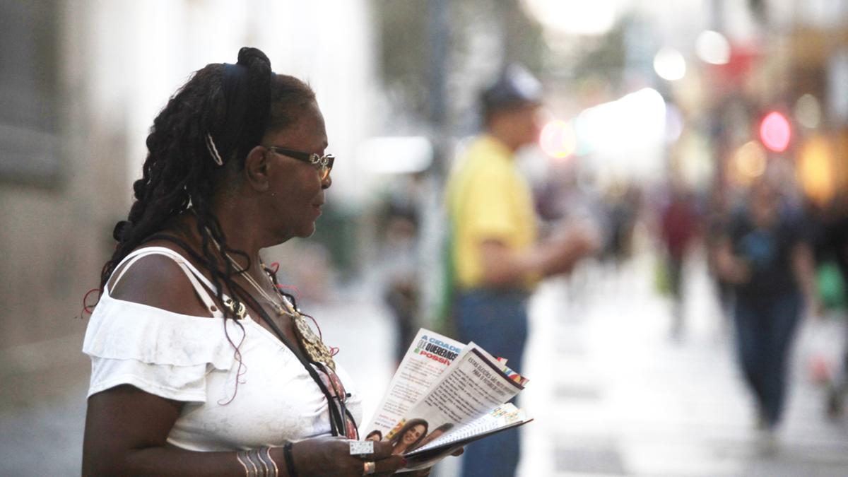 Cabo eleitoral distribui panfletos de candidatos a vereador e prefeito no Centro de Campinas, no primeiro dia de campanha eleitoral, que teve início na última sexta-feira em todo o país; na Região Metropolitana de Campinas (RMC), há 4.554 candidatos a vereador e 137 a prefeito e vice-prefeito. (Kamá Ribeiro)