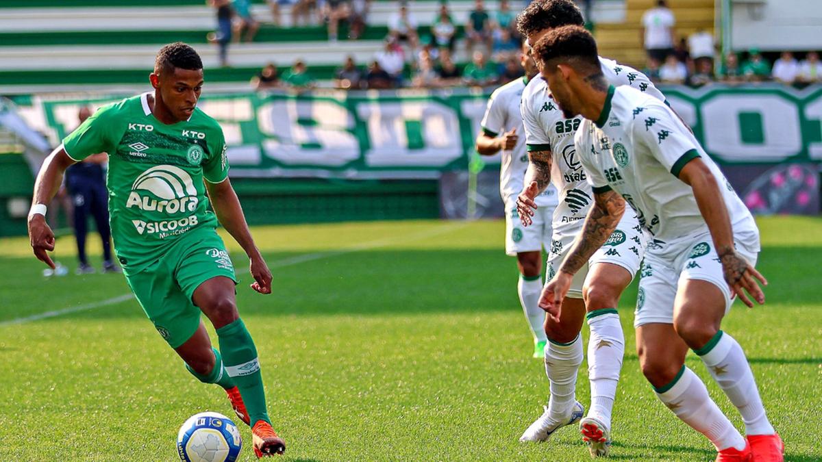 Guarani faz fila para marcar jogador da Chapecoense (João Heemann/ACF)