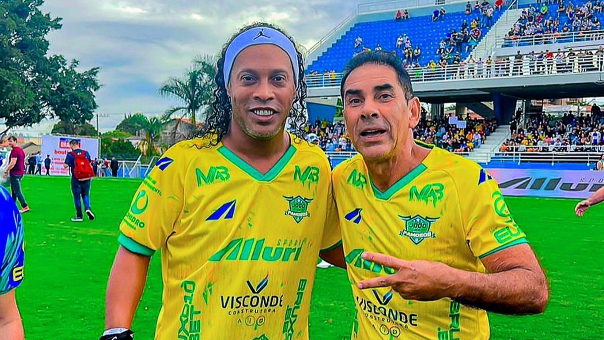 Centroavante histórico do futebol brasileiro, Edmar participa de jogos festivos e convive com ícones, como o atacante Careca, seu sócio em um centro esportivo, e Ronaldinho Gaúcho, campeão do mundo em 2002 (Acervo Pessoal)