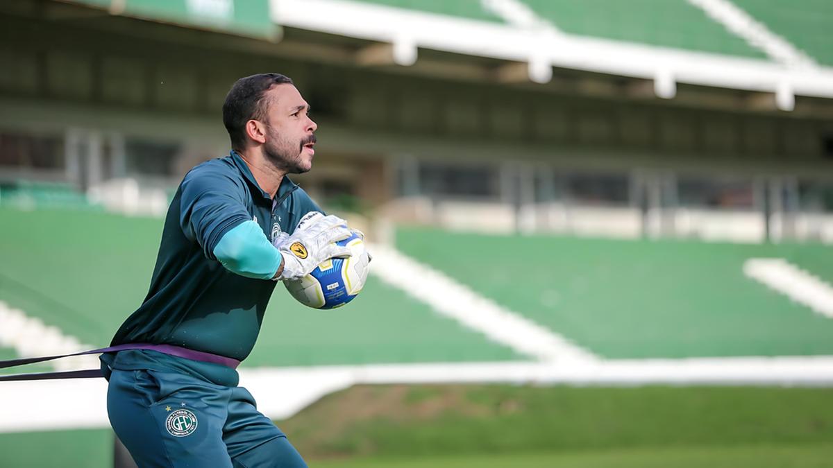 Titular absoluto, Vladimir é destaque com defesas e como líder bugrino (Raphael Silvestre/Guarani FC)