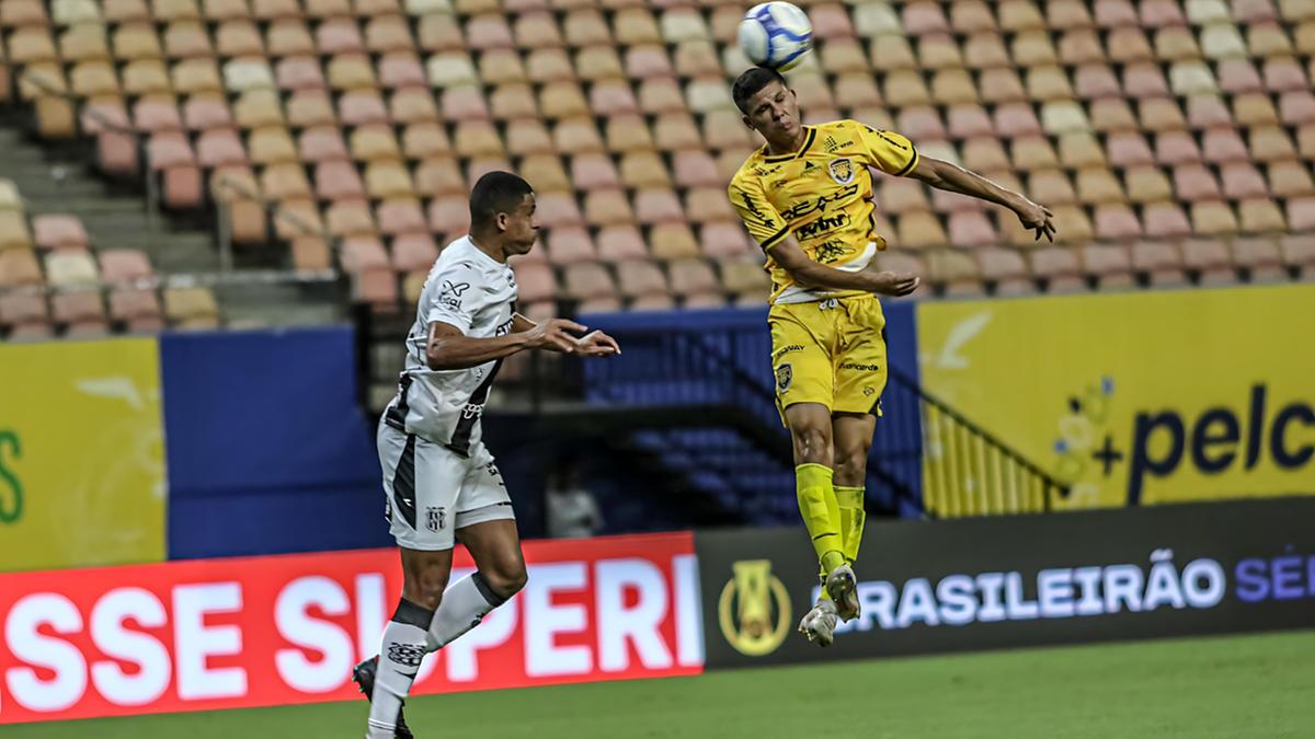 Joílson tenta segurar o ataque do Amazonas no jogo disputado em Manaus (João Normando/AMFC)
