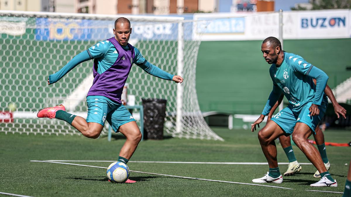 O artilheiro Caio Dantas garante que o Bugre está mais equilibrado (Raphael Silvestre/Guarani FC)