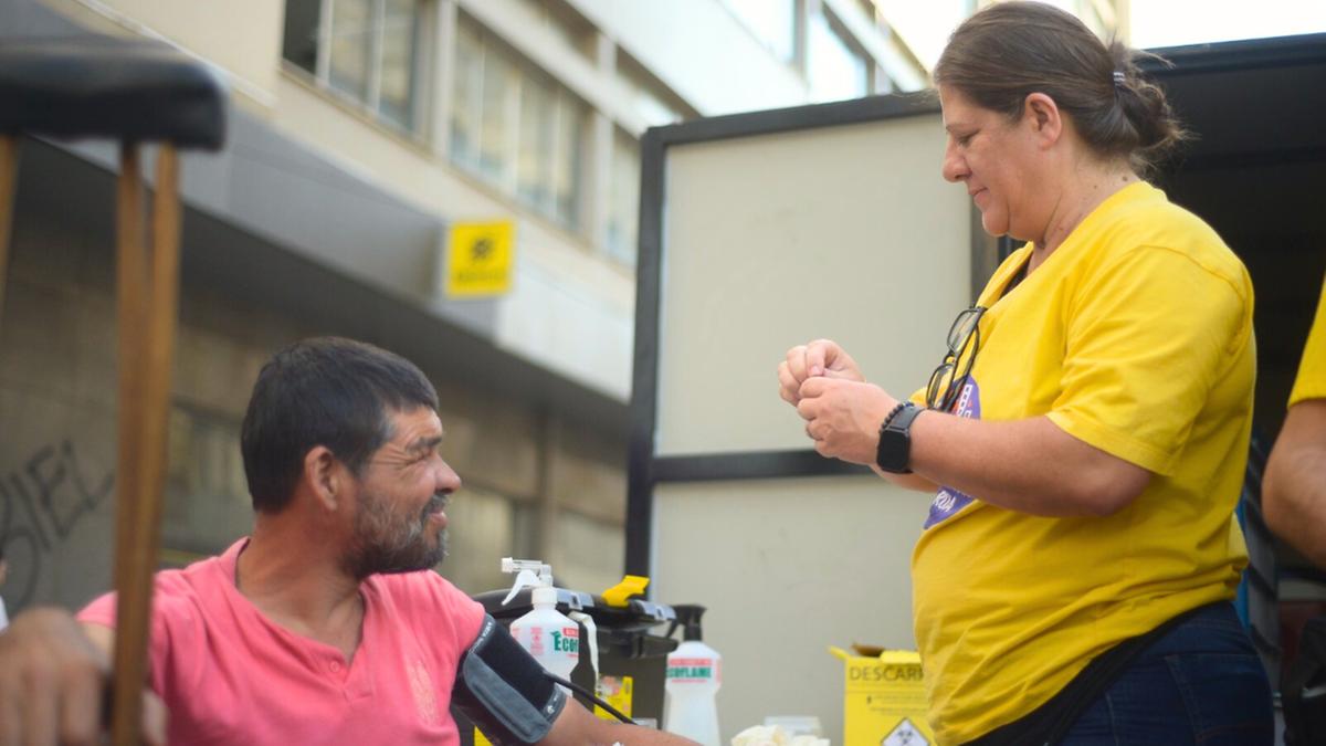 Equipes multidisciplinares realizam diversos tipos de atendimento, o que inclui vacinação, assistência em saúde mental e ações para prevenção e tratamento de infecções sexualmente transmissíveis (Alessandro Torres)