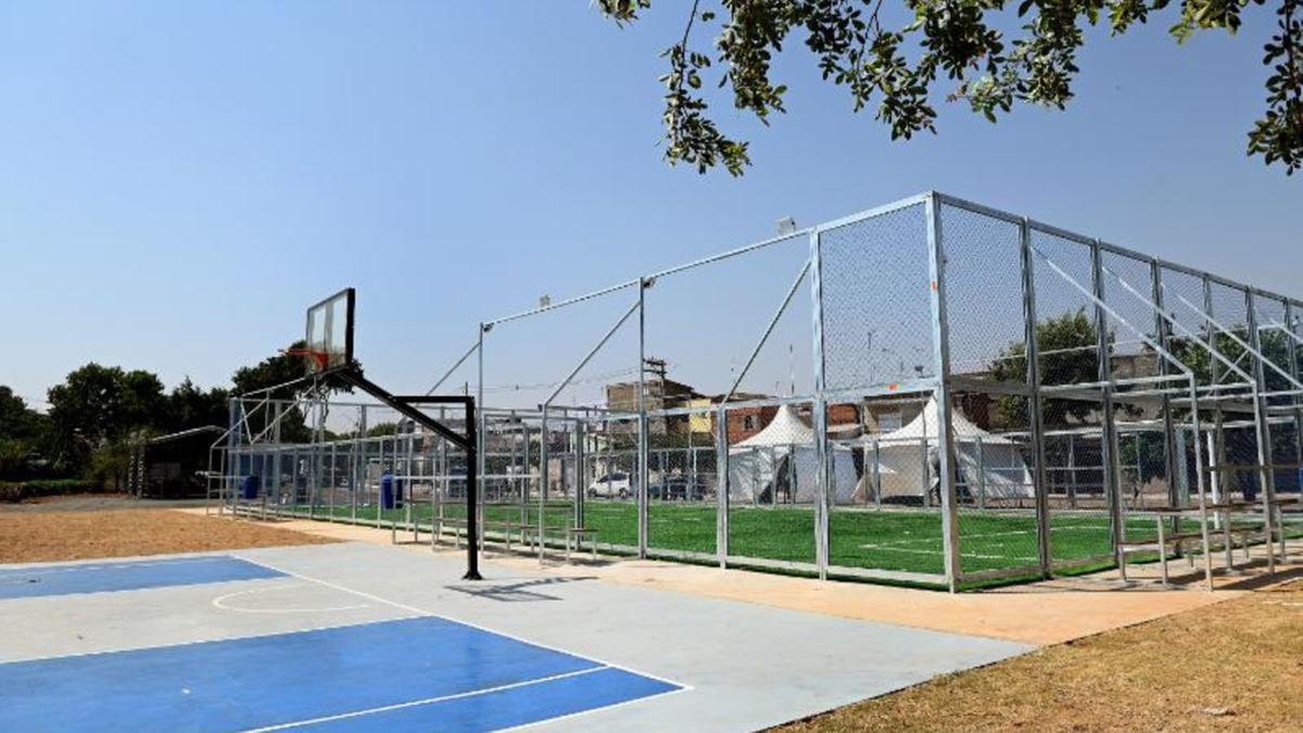 Areninha tem quadra de basquete americano e campo de futebol (Carlos Bassan)