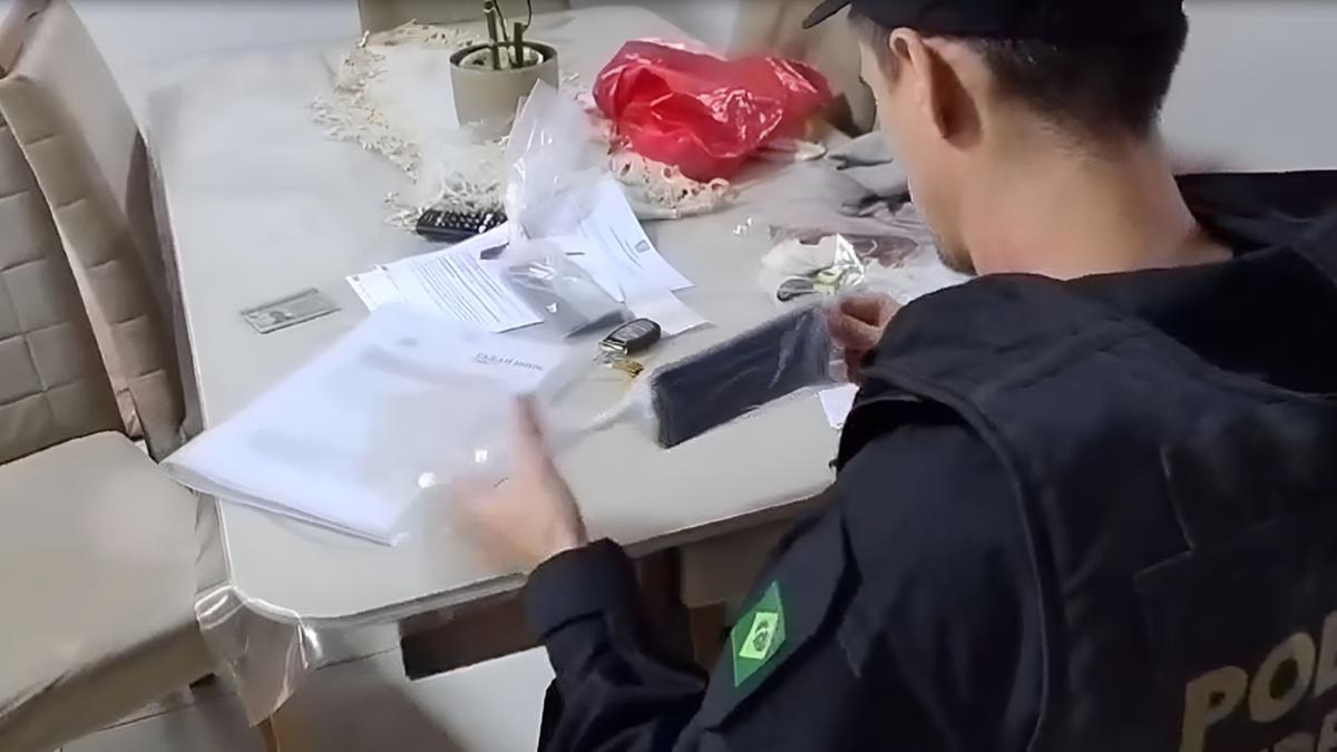 PF cumpriu mandados de busca e apreensão em São Paulo, São José dos Campos e Cambuí (MG); nenhuma prisão foi efetuada nesta fase da operação, mas foram apreendidos notebooks, celulares, suportes de mídia e documentos que passarão por perícia (Divulgação PF)
