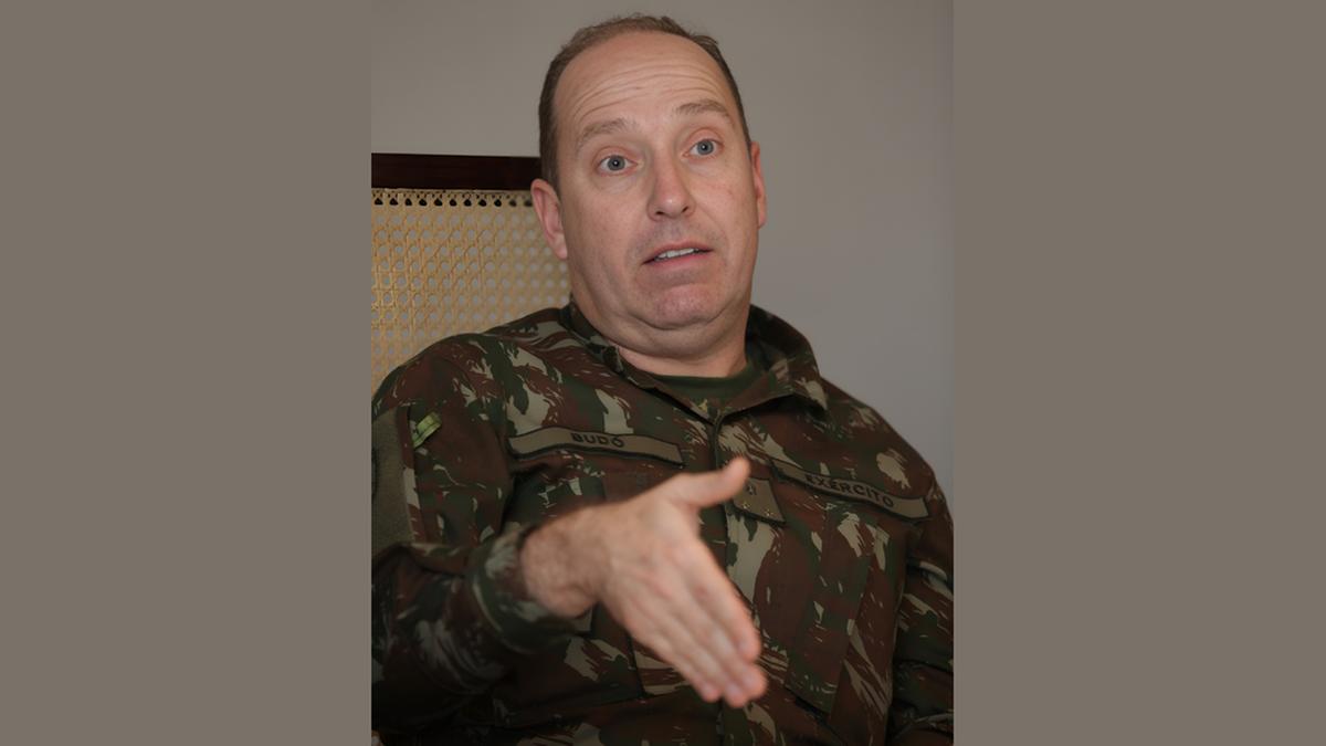 O general Santiago César França Budó, comandante da 11ª Brigada de Infantaria Mecanizada, visitou a sede do Correio a convite de Ítalo Hamilton Barioni (Rodrigo Zanotto)
