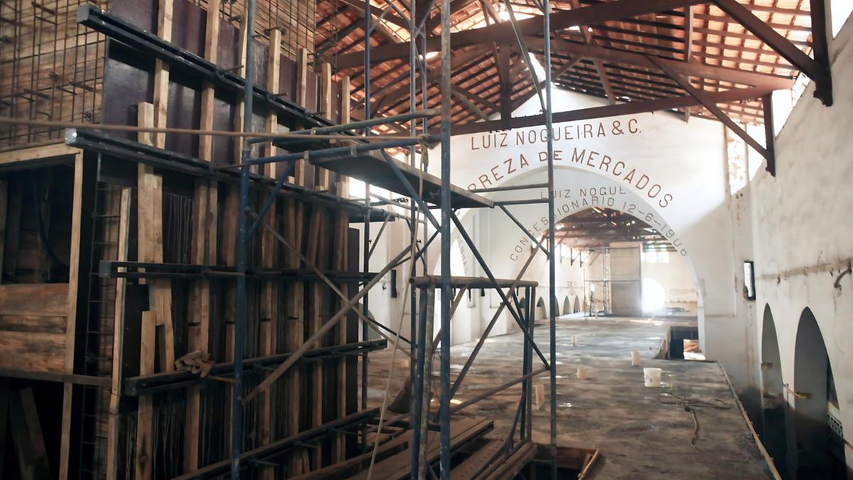 Permissionários poderão iniciar as intervenções nos boxes logo após finalizada a concretagem da laje do mezanino (foto); prazo para a secagem completa é de 28dias, mas a informação é que em uma semana, com a retirada de algumas estacas, já será possível iniciar as adequações nos espaços destinados aos comerciantes (Kamá Ribeiro)