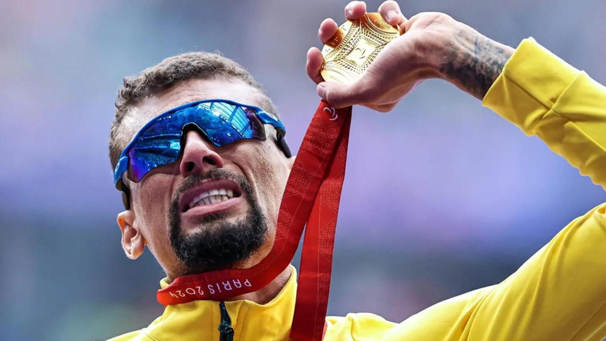 Júlio César Agripino com a medalha de ouro conquistada nos Jogos de Paris (Wander Roberto/COB)