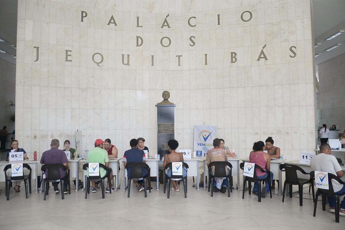 Feirão realizado em dezembro passado no saguão do Paço Municipal de Campinas: iniciativa oferece oportunidades em várias profissões; ranking destaca outros fatores para o crescimento da
pontuação econômica da cidade, como o aumento de 3,5% no número de empregos e o fato de 66,58% da receita municipal não ser oriunda de transferências (Alessandro Torres)
