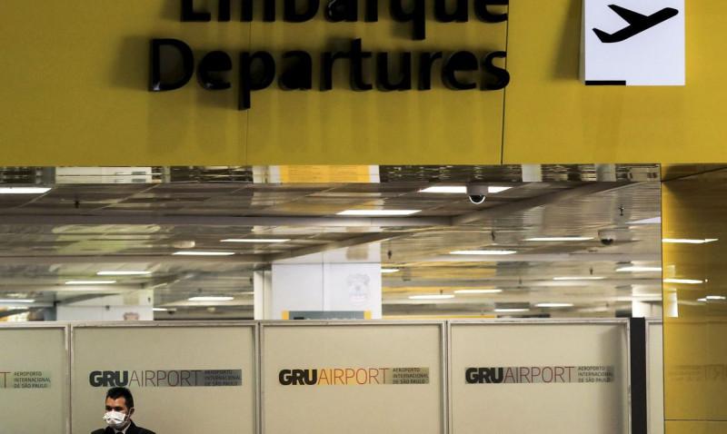  trabalhador, máscara protetora,  Aeroporto Internacional de Guarulhos , coronavírus COVID-19, Guarulhos (REUTERS/Roosevelt Cassio)