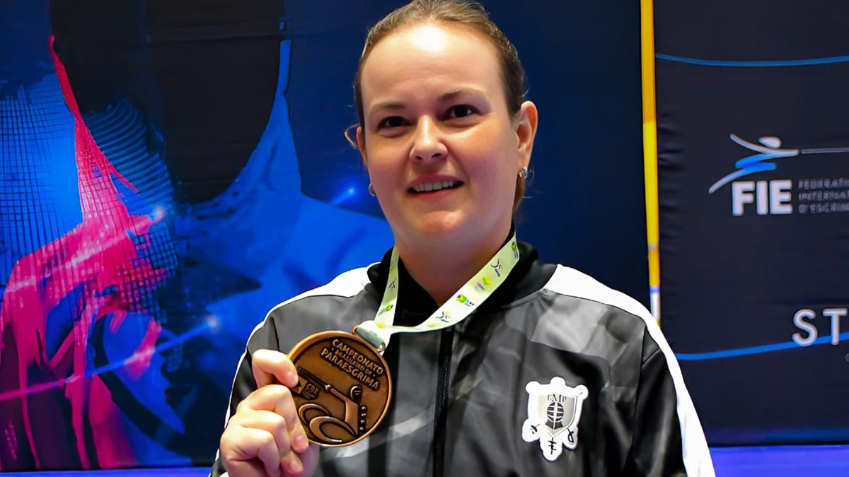 Carolina Roncato com a medalha de bronze, a primeira conquista na ainda curta carreira da paraesgrimista (Divulgação)