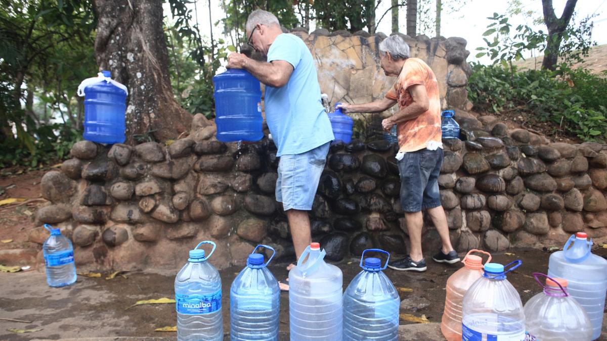 Campinas atravessa o pior período de estiagem desde 2014, com registro de 543,7 milímetros até o momento; no Jardim São Quirino, uma bica ajuda os moradores a combater a sede e o calor (Kamá Ribeiro)