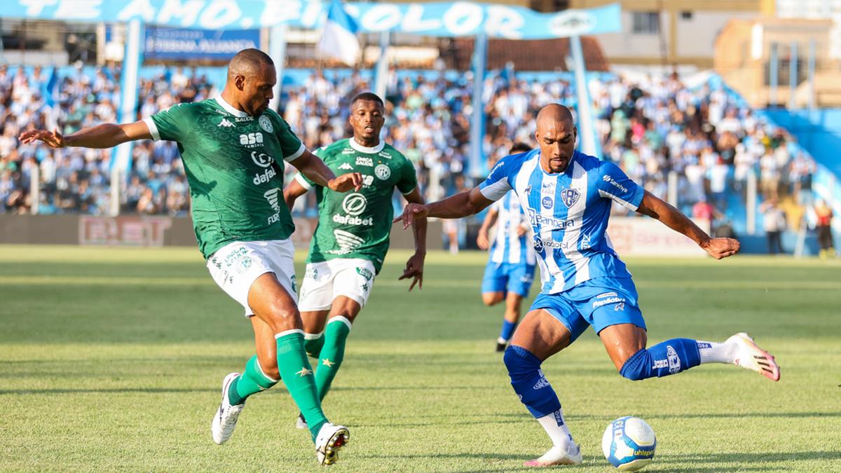 Douglas Bacelar tenta barrar o ataque do Paysandu, no Estádio Curuzu (Jorge Luís Totti/Paysandu)