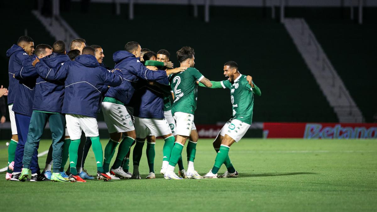 Muita comemoração no gol que garantiu a vitória bugrina em casa (Raphael Silvestre/Guarani FC)