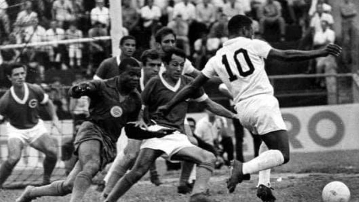 O Rei em ação em partida contra o Bugre nos anos de 1960 (Divulgação/Guarani FC)