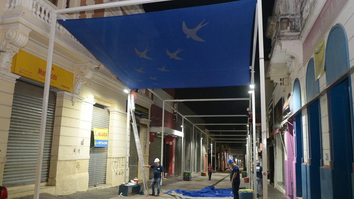 Retirada dos guarda-chuvas que enfeitavam a 13 de Maio será finalizada amanhã; nova estrutura é uma tela de cor azul com desenhos de andorinhas, um dos símbolos de Campinas (Alessandro Torres)