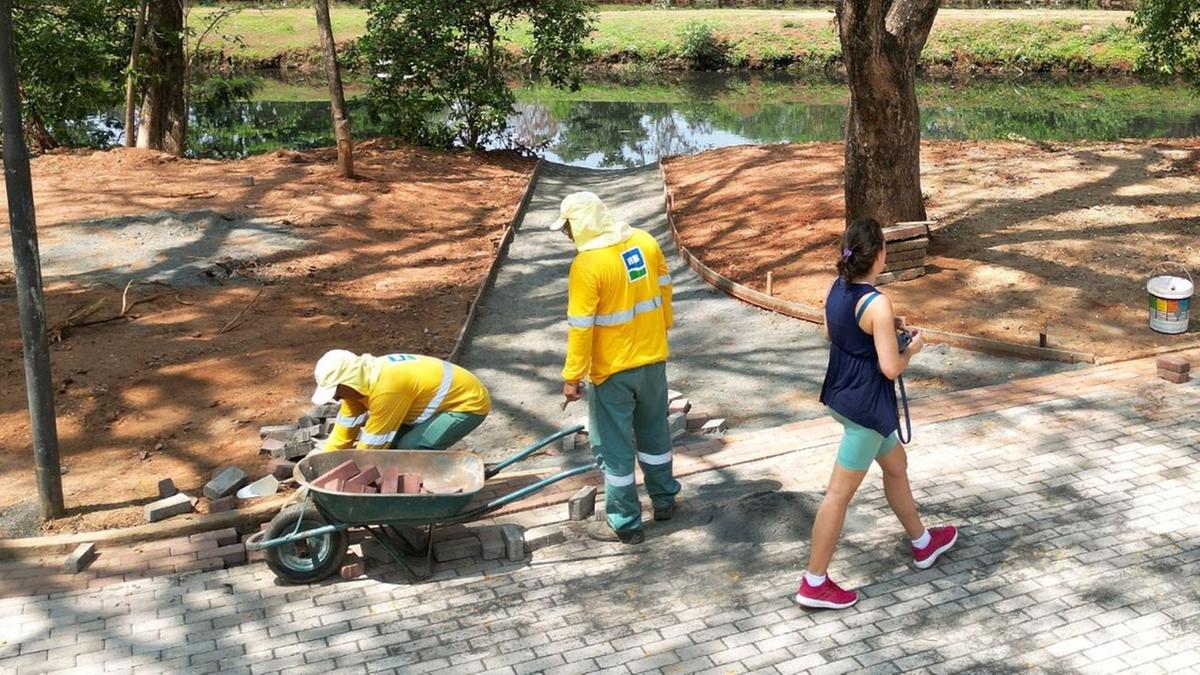 Funcionários da Prefeitura de Campinas instalam blocos de piso intertravado ao redor da Lagoa do Taquaral; até o momento, o parque já conta com 1,6 mil metros lineares de piso ecológico instalados na pista interna, ou seja, um pouco mais da metade do local (Carlos Bassan)